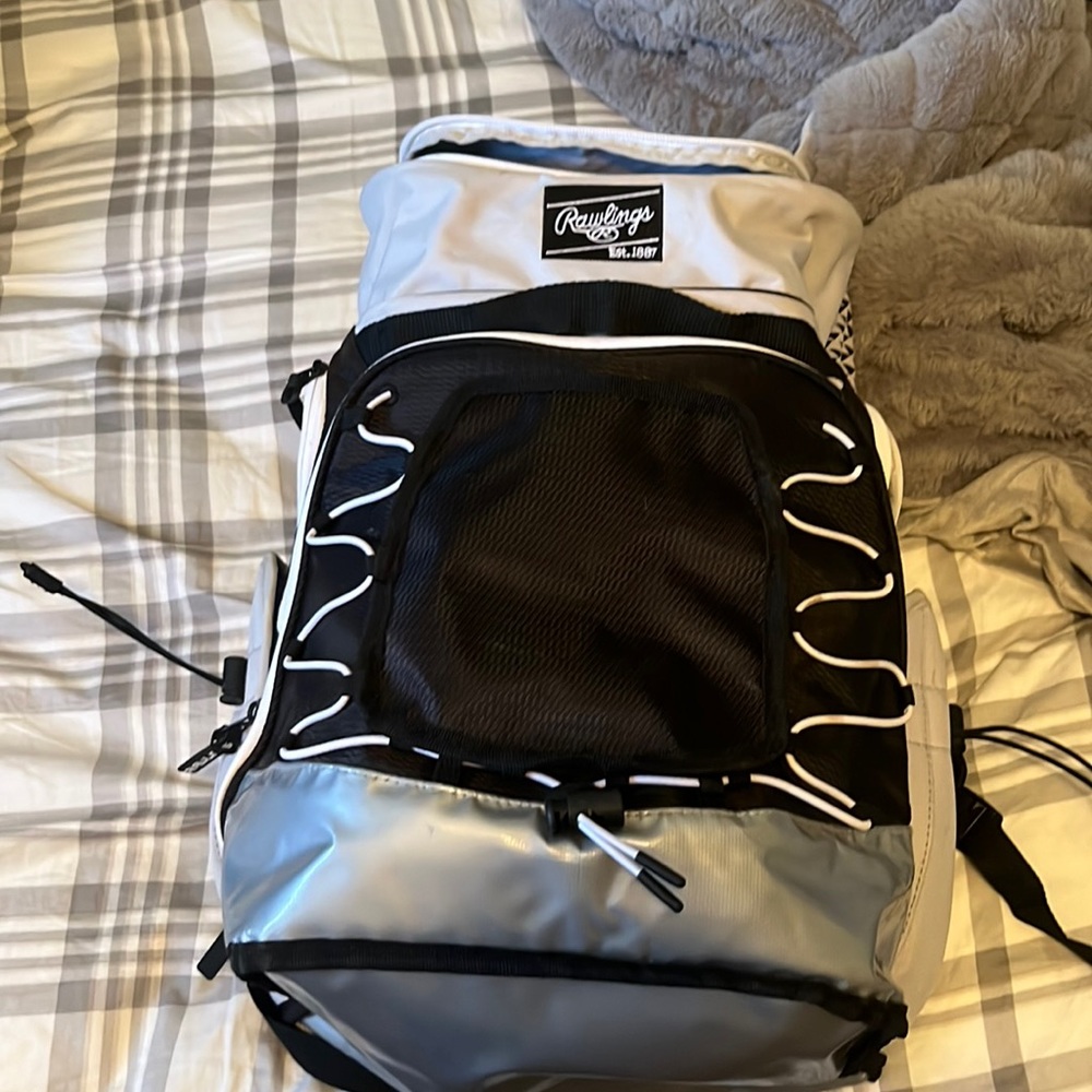 Softball Bag 4 pockets fits 3 bats two cleat spots on the side adjustable straps